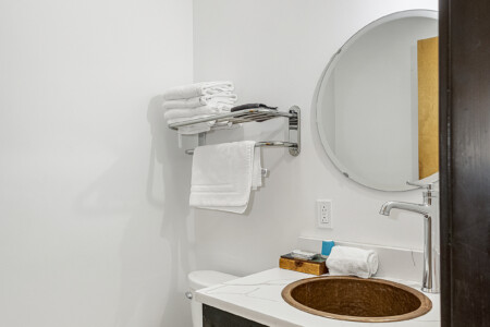 Pilot 4
second floor
queen room, half bath, 2 shower rooms located just outside the rooms.