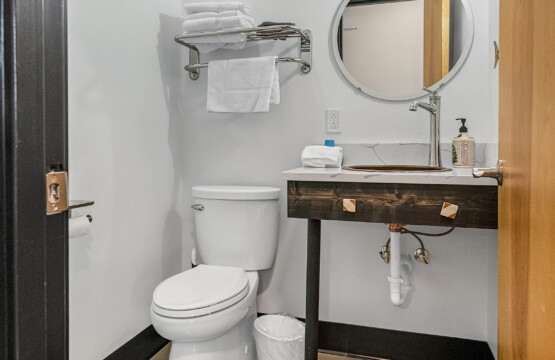 Pilot 3
second floor
queen room, half bath, 2 shower rooms located just outside the rooms.