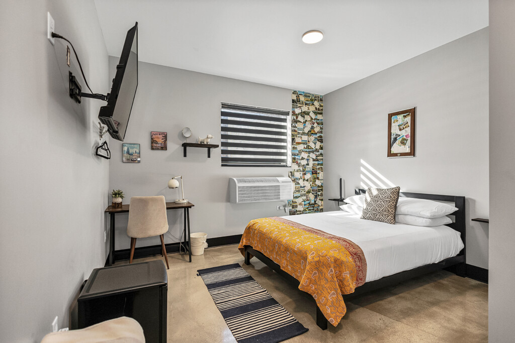 Pilot 2
second floor
queen room, half bath, 2 shower rooms located just outside the rooms.