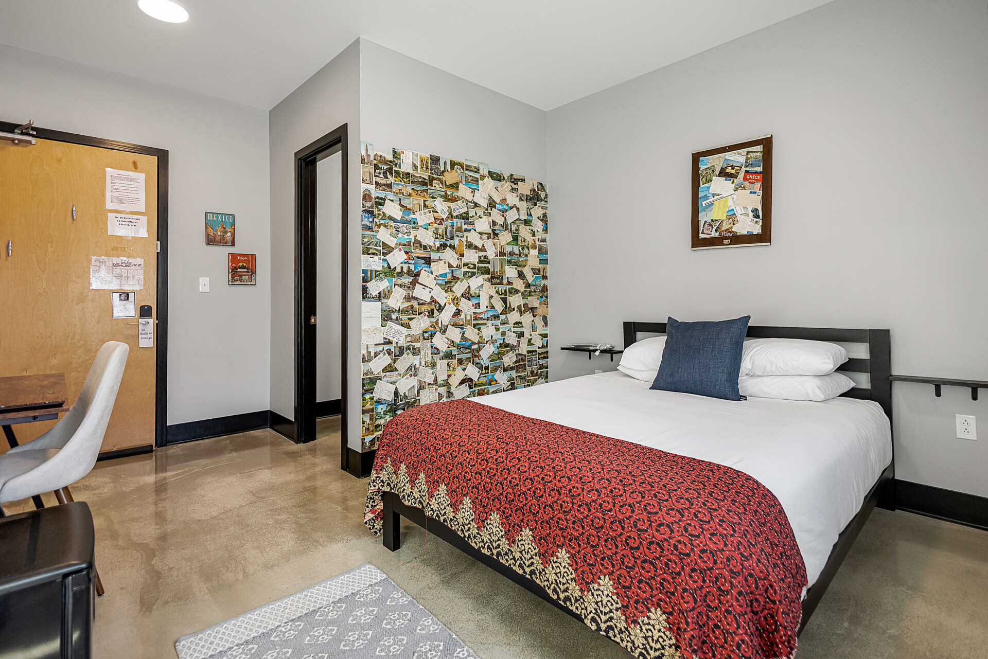 Pilot 1
second floor
queen room, half bath, 2 shower rooms located just outside the rooms.