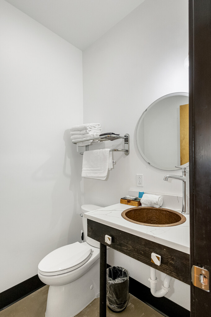 Half bathroom in room with 2 shower rooms