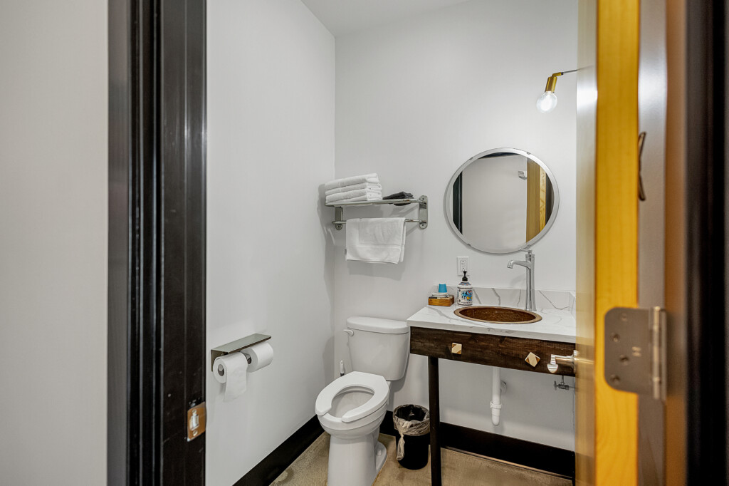 Pilot 1
second floor
queen room, half bath, 2 shower rooms located just outside the rooms.