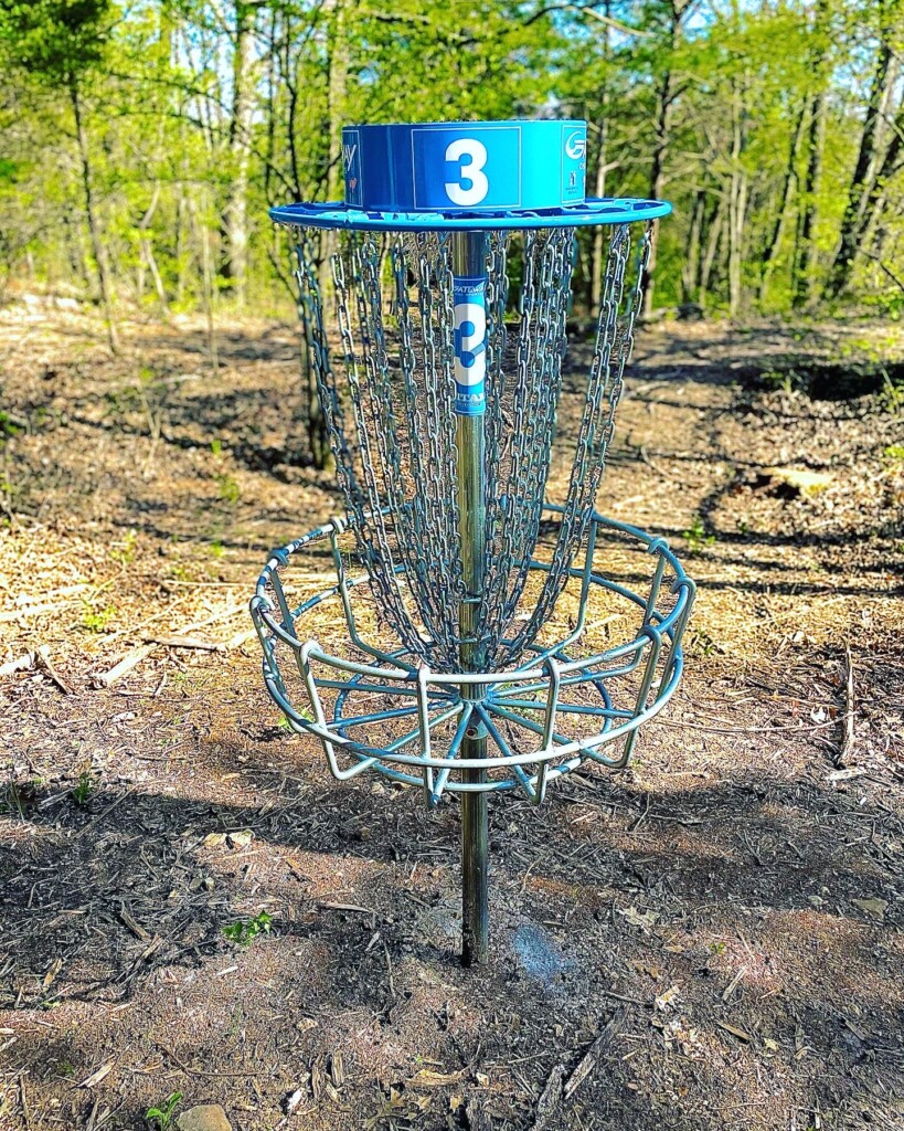 Disc golf behind hotel