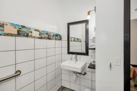 Captain 1
first floor, queen bed, step free shower.