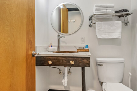 Pilot 2
second floor
queen room, half bath, 2 shower rooms located just outside the rooms.