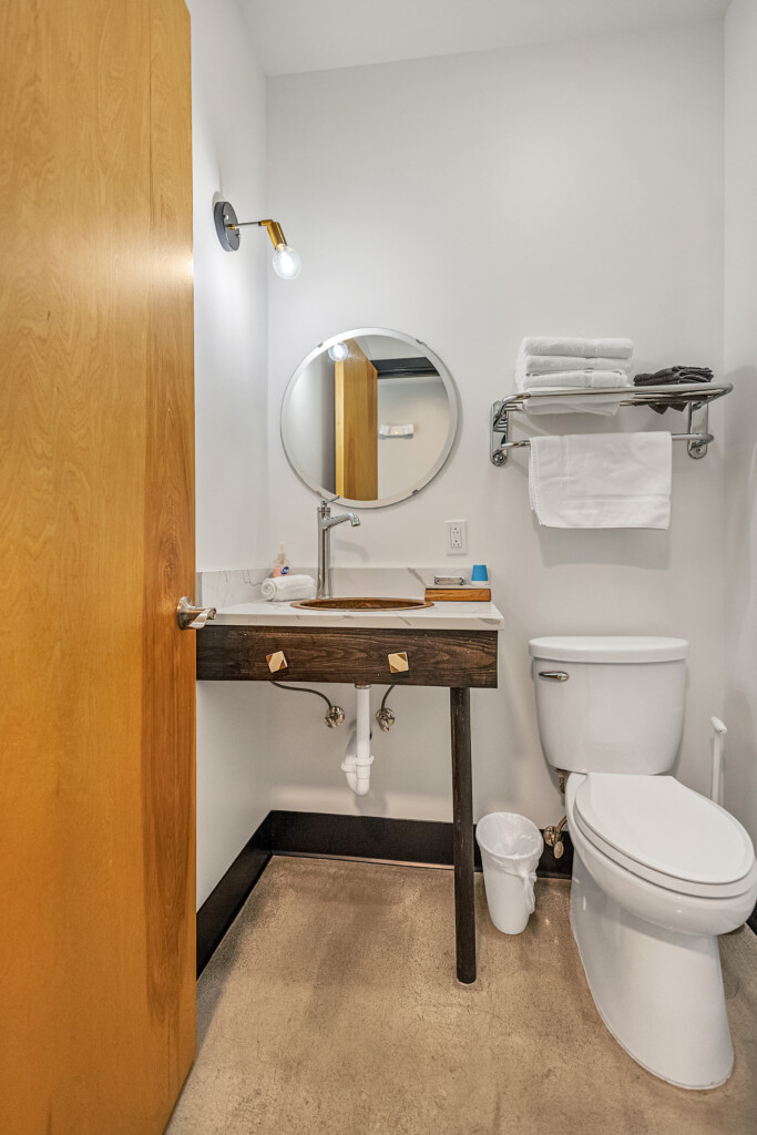 Pilot 2
second floor
queen room, half bath, 2 shower rooms located just outside the rooms.