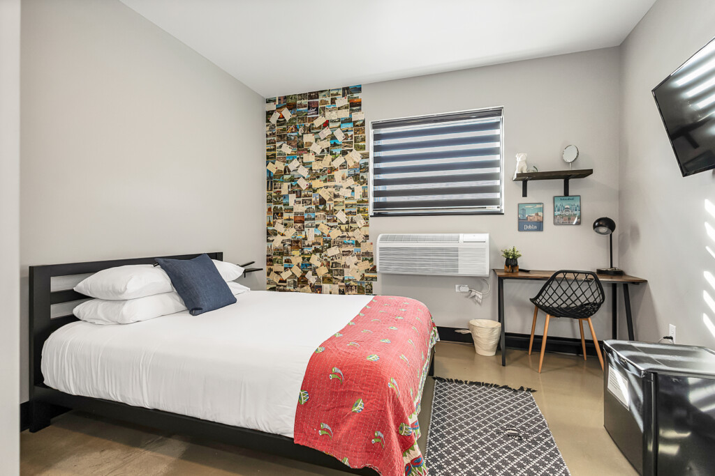 Pilot 3
second floor
queen room, half bath, 2 shower rooms located just outside the rooms.