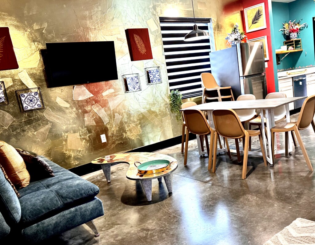 Miami Beach suite
first floor
2 Private queen bedroom, full bathroom, 6 bunkbeds, full kitchen, laundry, flexible living and dining area.