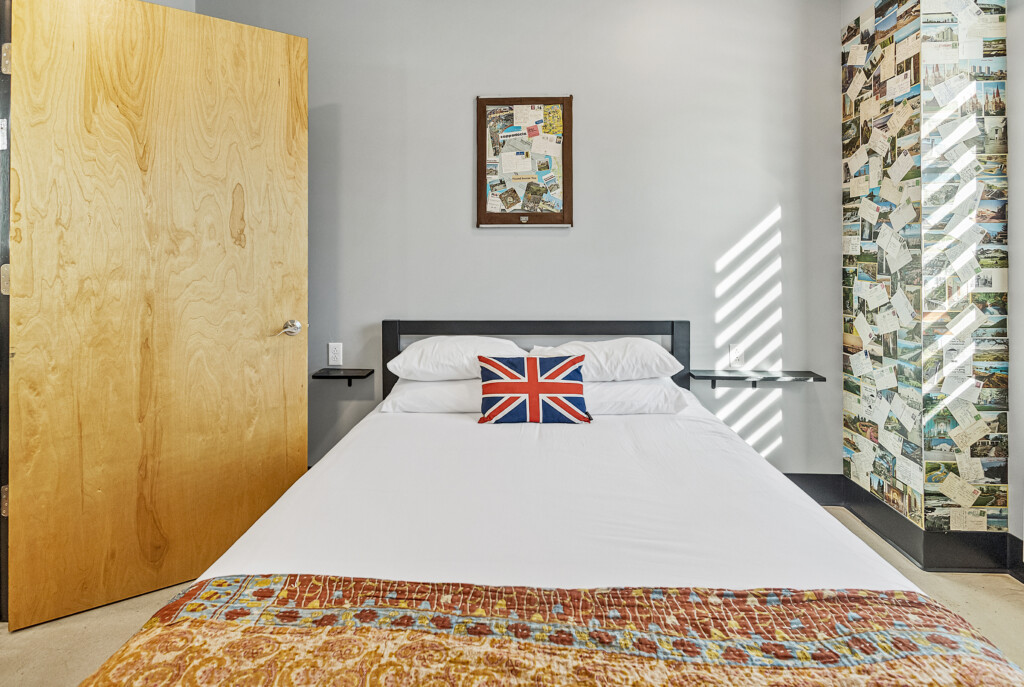 Private queen bedroom 2