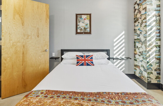 Private queen bedroom 2