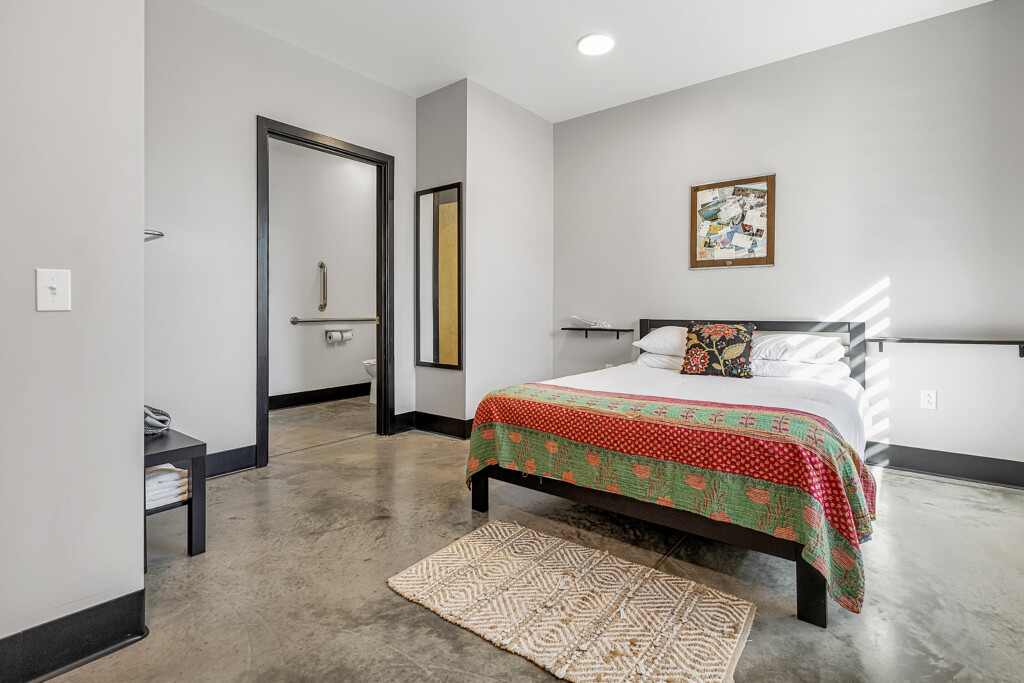 Captain 1
first floor, queen bed, step free shower.