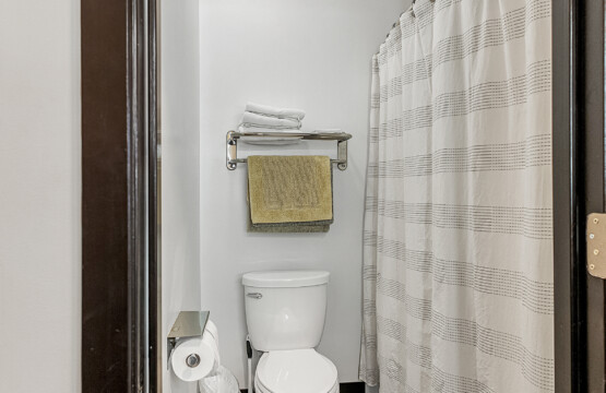 Bathroom with shower/tub